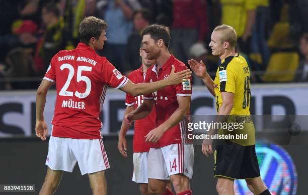 Borussia Dortmund - FC Bayern Muenchen Thomas Mueller und Sebastian Rode klatschen sich nach dem Spiel ab sich nach dem Spiel