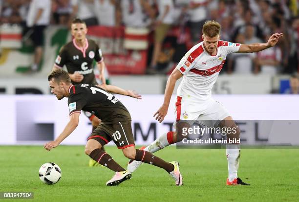Fussball 2. Bundesliga Saison 2016/2017 1. Spieltag VfB Stuttgart - FC St. Pauli Christopher Buchtmann gegen Simon Terodde