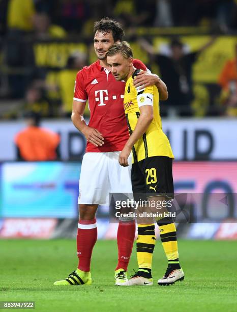 Borussia Dortmund - FC Bayern Muenchen Mats Hummels und Marcel Schmelzer umarmen sich nach dem Spiel