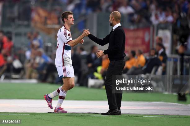 Vorrunde AS Rom - FC Bayern Muenchen Thomas Mueller und Trainer Pep Guardiola