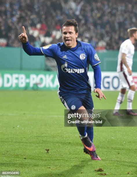 Fussball, Saison 2016/2017, DFB-Pokal, 2. Runde, 1. FC Nuernberg - FC Schalke 04 2:3, Jubel mit rausgestreckter Zunge, Yevhen Konoplyanka nach dem 0:1