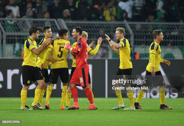 Fussball UEFA Champions League 2016/17, Vorrunde, 4. Spieltag, Borussia Dortmund - Sporting Lissabon, Jubel nach dem Abpfiff, v.li., Sokratis ,...