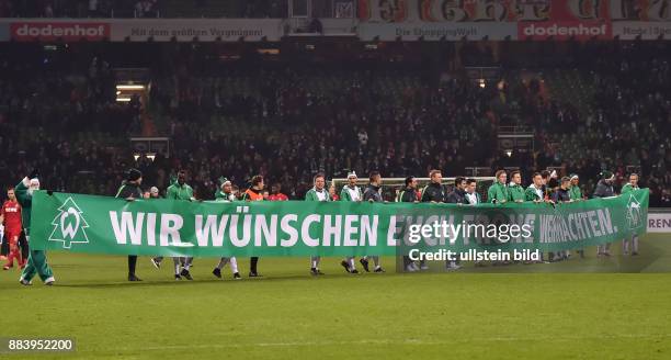 Fussball GER, 1. Bundesliga Saison 2016 2017, 15. Spieltag, SV Werder Bremen - 1. FC Koeln, Bremens Spieler und Trainer wuenschen mit einem Banner...