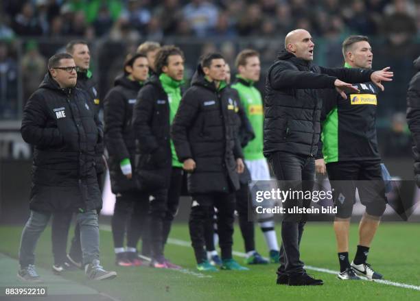 Fussball GER, 1. Bundesliga Saison 2016 2017, 11. Spieltag, Borussia Moenchengladbach - 1. FC Koeln 1:2, Aufregung auf der Gladbacher Bank, v.re.,...