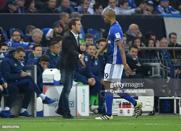 Fussball GER, 1. Bundesliga Saison 2016 2017, 14. Spieltag, FC Schalke 04 - Bayer 04 Leverkusen, Handschlag fuer Naldo von Trainer Markus Weinzierl...