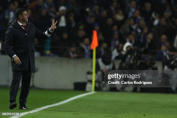 Benfica's coach Rui Vitoria from Portugal during the FC Porto v SL Benfica - Primeira Liga match at Estadio do Dragao on Dezember 01, 2017 in Porto,...