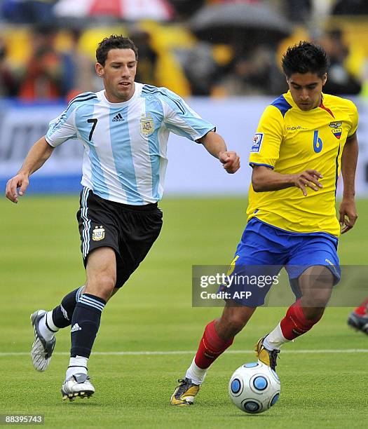 Argentina's midfielder Maximiliano Rodriguez vies for the ball with Ecuador's midfielder Cristian Noboa, during a FIFA World Cup South Africa-2010...