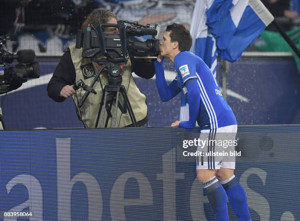 Fussball GER, 1. Bundesliga Saison 2016 2017, 15. Spieltag, FC Schalke 04 - SC Freiburg 1:1, Yevhen Konoplyanka jubelt nach seinem Tor zum 1:1 in...