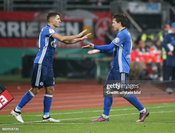 Fussball, Saison 2016/2017, DFB-Pokal, 2. Runde, 1. FC Nuernberg - FC Schalke 04 2:3, Spielerwechsel, Alessandro Schoepf, Alessandro Schöpf , li.,...