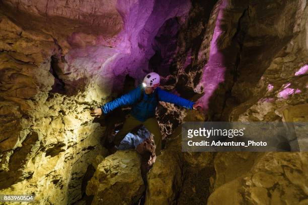 unterirdische höhlen spelunking erkunden - spelunking stock-fotos und bilder