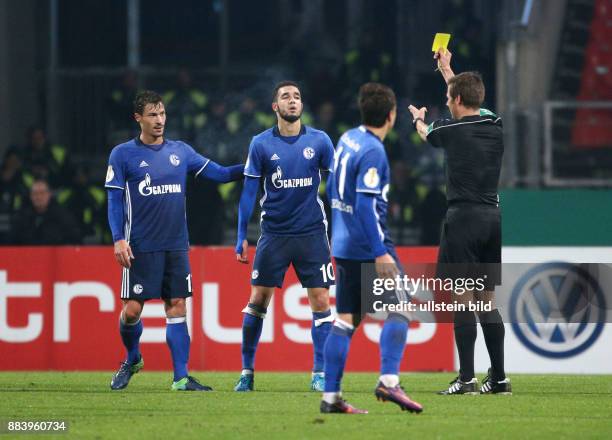 Fussball, Saison 2016/2017, DFB-Pokal, 2. Runde, 1. FC Nuernberg - FC Schalke 04 2:3, Nabil Bentaleb , mi., sieht von Schiedsrichter Frank Willenborg...