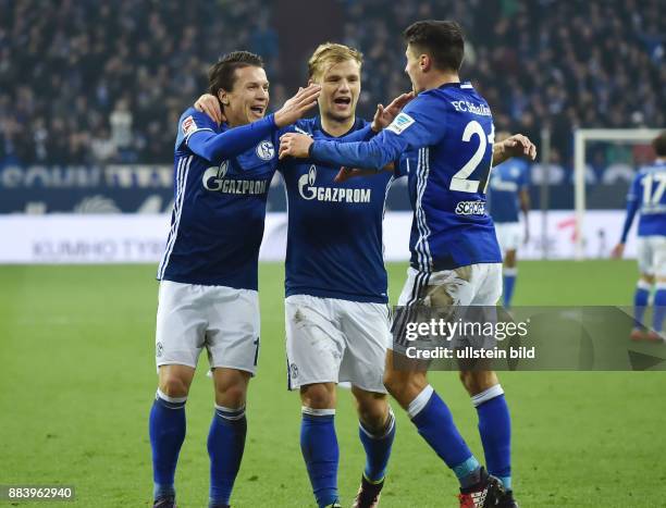 Fussball GER, 1. Bundesliga Saison 2016 2017, 12. Spieltag, FC Schalke 04 - SV Darmstadt 98 3:1, Jubel Yevhen Konoplyanka , Johannes Geis ,...