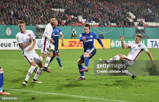 Fussball, Saison 2016/2017, DFB-Pokal, 2. Runde, 1. FC Nuernberg - FC Schalke 04 2:3, Yevhen Konoplyanka , 2. V.re., erzielt mit diesem wuchtigen...