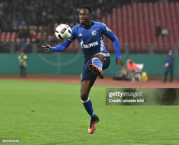 Fussball, Saison 2016/2017, DFB-Pokal, 2. Runde, 1. FC Nuernberg - FC Schalke 04 2:3, Abdul Rahman Baba