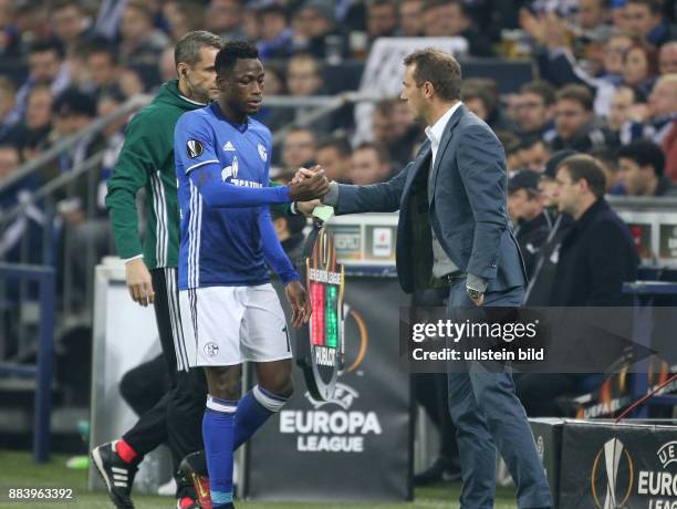 Fussball UEFA Europa League, 2016/17, 4. Spieltag, FC Schalke 04 - FK Krasnodar 2:0, Trainer Markus Weinzierl , re., wechselt Abdul Rahman Baba aus