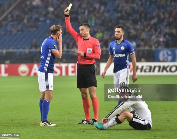 Fussball UEFA Europa League, 2016/17, 4. Spieltag, FC Schalke 04 - FK Krasnodar 2:0, Benedikt Hoewedes, Benedikt Höwedes , li., sieht von...