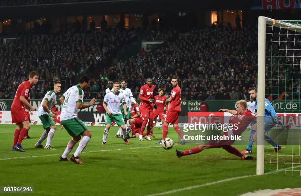 Fussball GER, 1. Bundesliga Saison 2016 2017, 15. Spieltag, SV Werder Bremen - 1. FC Koeln, Frederik Soerensen, Frederik Sörensen , re., rettet auf...