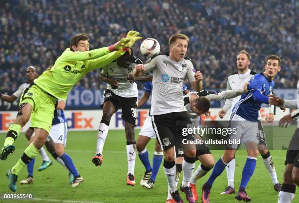 Fussball UEFA Europa League, 2016/17, 4. Spieltag, FC Schalke 04 - FK Krasnodar 2:0, Torwart Stanislav Kritsyuk pariert einen Eckball, rechts Leon...