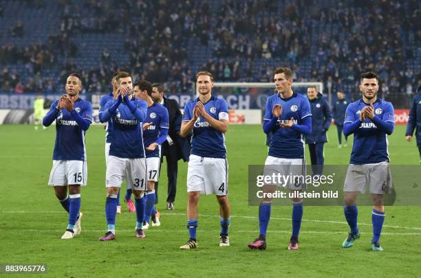 Fussball UEFA Europa League, 2016/17, 4. Spieltag, FC Schalke 04 - FK Krasnodar, Bild Nr. 16193-32 Schalkes Spieler feiern den Sieg, v.re., Sead...