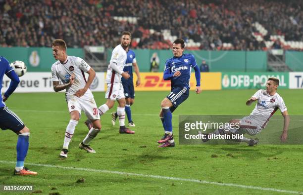 Fussball, Saison 2016/2017, DFB-Pokal, 2. Runde, 1. FC Nuernberg - FC Schalke 04 2:3, Yevhen Konoplyanka , 2. V.re., erzielt mit diesem wuchtigen...