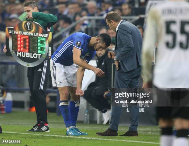 Fussball UEFA Europa League, 2016/17, 4. Spieltag, FC Schalke 04 - FK Krasnodar, Bild Nr. 16193-29 Nabil Bentaleb , li., scheidet verletzt aus,...