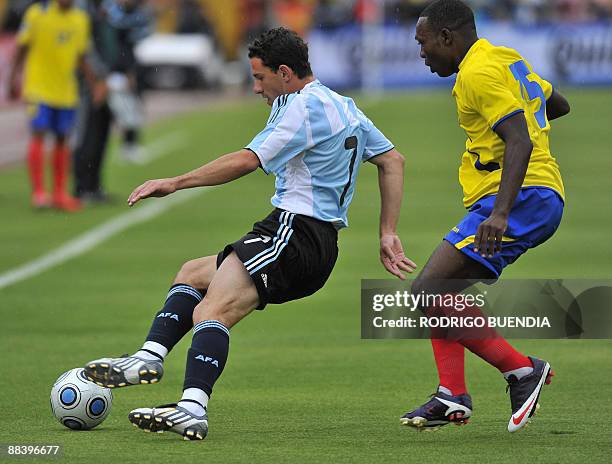 Argentina's midfielder Maximiliano Rodriguez vies for the ball with Ecuador's midfielder Walter Ayovi during their FIFA World Cup South Africa-2010...