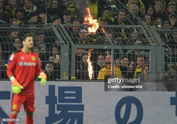 Fussball GER, 1. Bundesliga Saison 2016 2017, 9. Spieltag, Borussia Dortmund - FC Schalke 04 0:0, BVB Fans auf der Suedtribuene verbrannten einen...