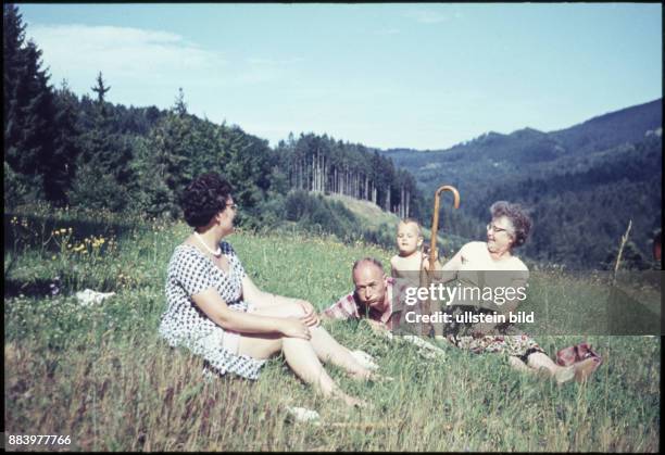 Aufnahme ca. 1950, Kindheit, spielen auf der Wiese