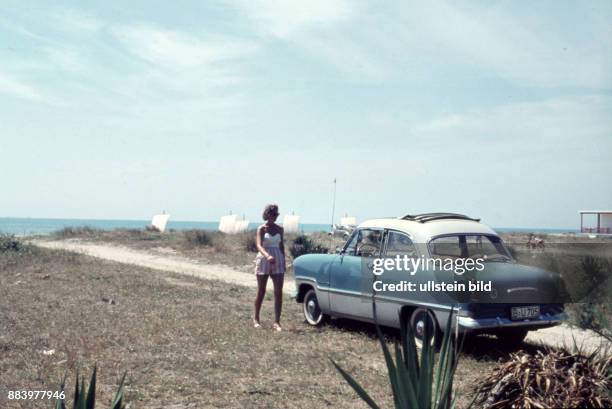 Ca.1962, Frau , Badeurlaub mit Auto am Meer