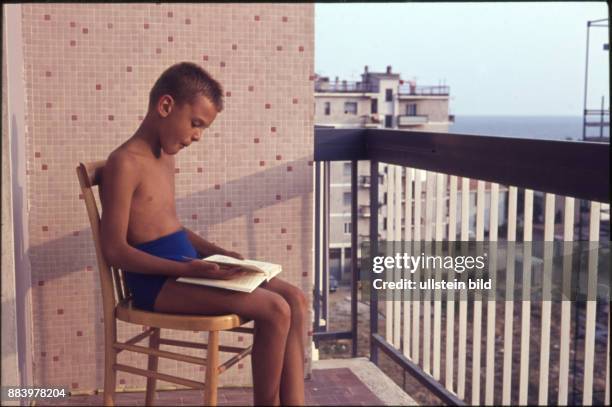 Spanien Aufnahme ca. 1950, Kindheit, ein Junge sitzt auf dem Balkon und liest ein Buch