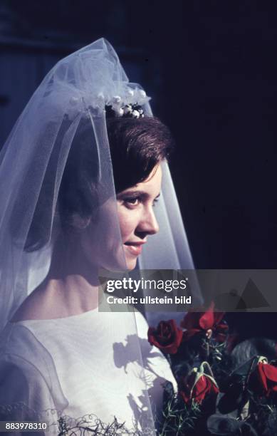 Ca. 1958, Braut mit weissem Schleier und roten Rosen