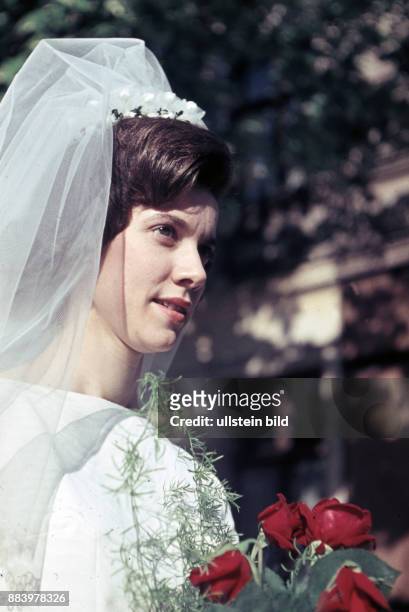 Ca. 1958, Braut mit weissem Schleier und roten Rosen