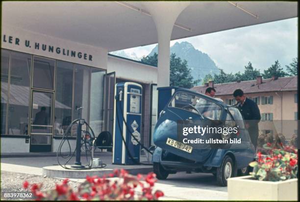 Italien, Aufnahme ca. 1960, Oldtimer , BMW Isetta an einer Aral Tankstelle