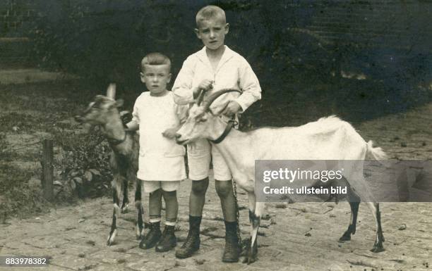 Aufnahme ca.1920, Kindheit, zwei kleine Kinder und zwei Ziegen