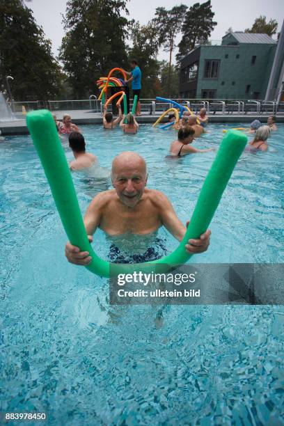 Bad Saarow Therme Senior im Schwimmbad in Bad Saarow, Thermalsolewasser der Catharinenquelle beim baden