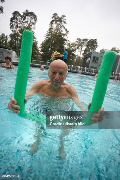 Bad Saarow Therme Senior im Schwimmbad in Bad Saarow, Thermalsolewasser der Catharinenquelle beim baden