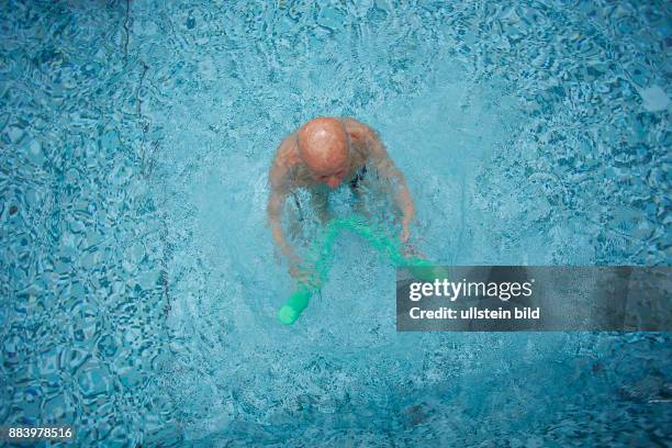 Bad Saarow Therme Senior im Schwimmbad in Bad Saarow, Thermalsolewasser der Catharinenquelle beim baden