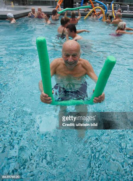 Bad Saarow Therme Senior im Schwimmbad in Bad Saarow, Thermalsolewasser der Catharinenquelle beim baden