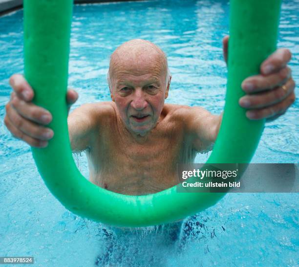 Bad Saarow Therme Senior im Schwimmbad in Bad Saarow, Thermalsolewasser der Catharinenquelle beim baden