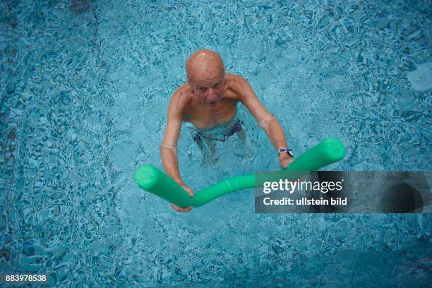 Bad Saarow Therme Senior im Schwimmbad in Bad Saarow, Thermalsolewasser der Catharinenquelle beim baden