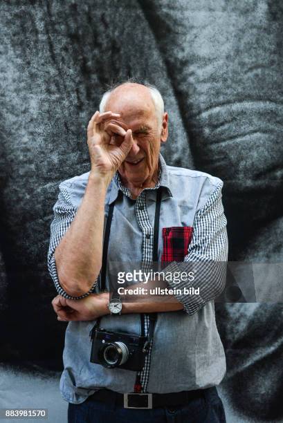 Magnum-Fotograf Thomas Hoepker bei einer Ausstellungseröffnung in der Galerie Camera Work in Berlin-Charlottenburg zu Ehren des Boxers Muhammad Ali