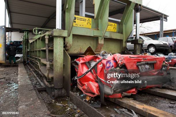 Berlin - : Autopresse Tempelhof, Schrottpresse -