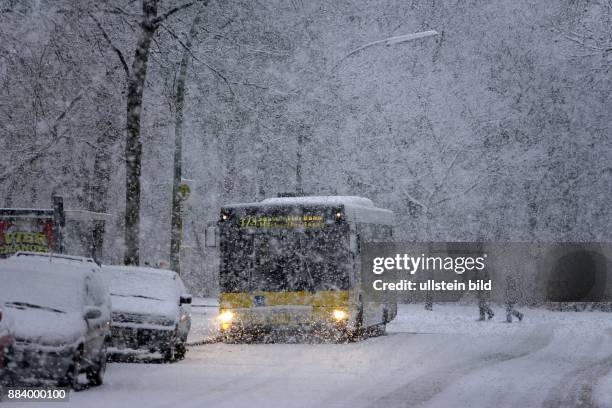 Berlin - Berlin: BVG Bus der Linie 123 im Schneetreiben -