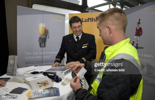 Berlin - Reinickendorf: Fluggesellschaft Lufthansa startet bundesweite Mitarbeiterwerbung fuer Flugbegleiter und Kabinenchefs, Lufthansa-Mitarbeiter...