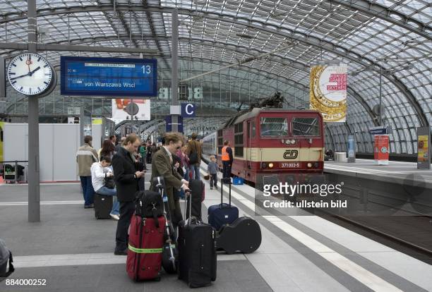 Berlin - Berlin: Hauptbahnhof, Reisende auf dem Bahnsteig bei der Einfahrt eines polnischen Zuges aus Warschau kommend -