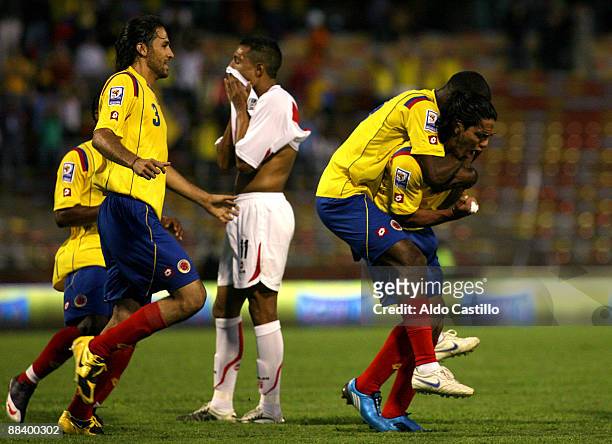 Colombia's forward Mario Alberto Yepes celebrates Radamel Falcao the third goal against Peru, behind Luis Ramirez during their 2010 FIFA World Cup...