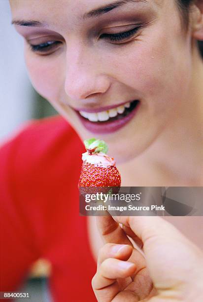 woman eating strawberry - mangiare stockfoto's en -beelden