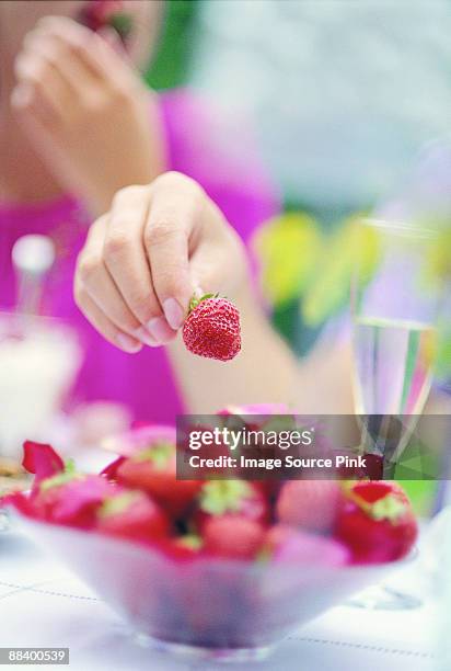 strawberries - mangiare fotografías e imágenes de stock