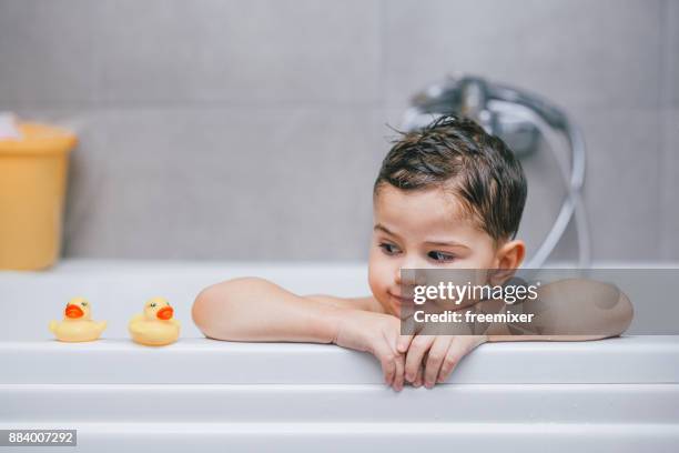 junge in der badewanne - gummiente stock-fotos und bilder