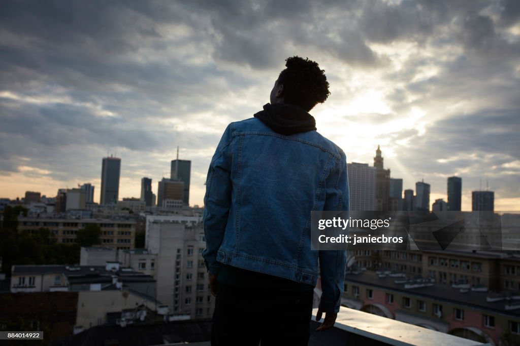 Ritratto di giovane africano. Skyline urbano sullo sfondo
